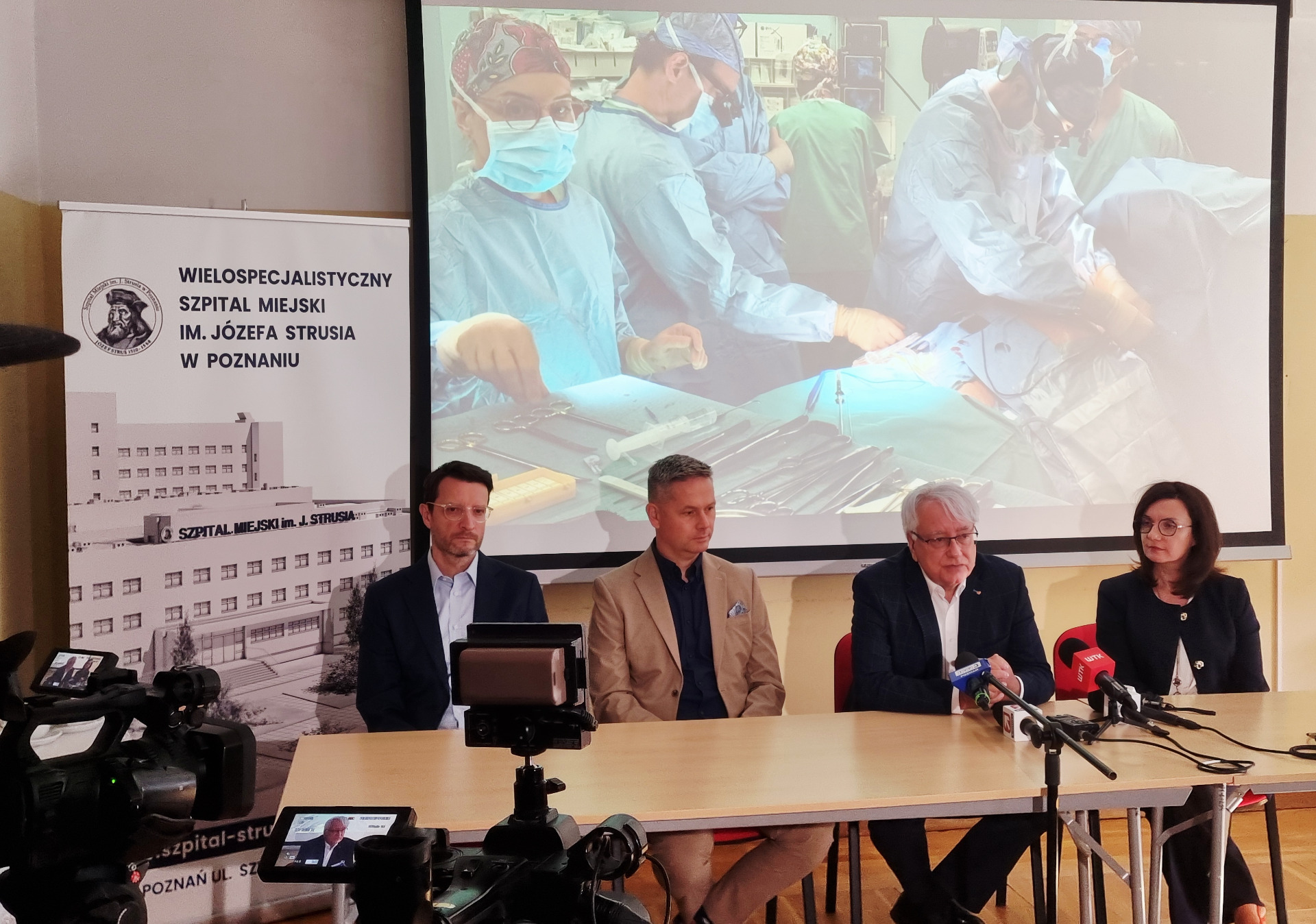 Briefing prasowy. Kardiochirurdzy dr Jarząbek, dr Greberski, dr Bugajski. Zastępca dyrektora Beata Urban 