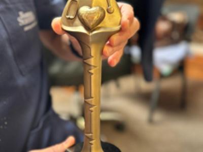 Złota statuetka z sercem i stetoskopem. 