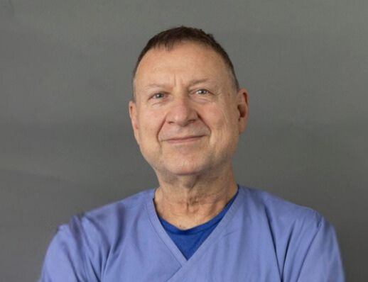 dr n. med. Waldemar Elikowski. Mężczyzna w niebieskim stroju, lekarz.