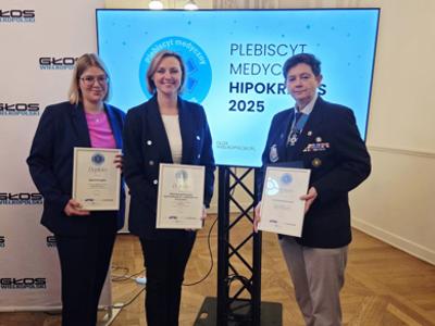 Kobiety trzymające dyplomy. Agata Strugała, Zuzanna Pankros, Joanna Grześkowiak 