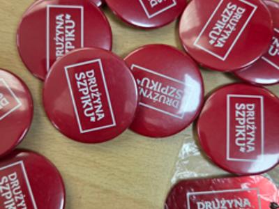 Przypinki z napisem Drużyna Szpiku 