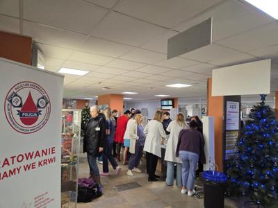 Hol z kiermaszem i plakatem na pierwszym planie 