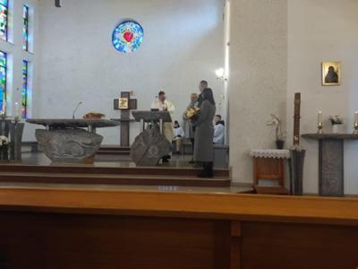 Składanie życzeń księdzu proboszczowi Damianowi podczas Mszy Świętej w kaplicy Niepokalanego Serca Najświętrzej Maryi Panny w Sucuminie.