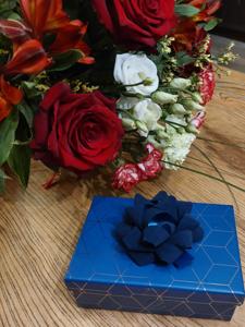 "...Życzymy zdrowia i Błogosławieństwa Bożego. Niech Jezus Chrystus nieustannie dodaje Ci siły i pomaga w prowadzeniu parafii, naszej parafii. Sto lat! " 

Parafianie