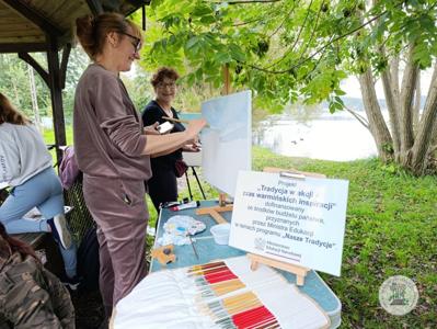 Plener malarski pod altanką w Pluskach
