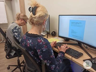 Seniorzy podczas zajęć komputerowych w pracowni.