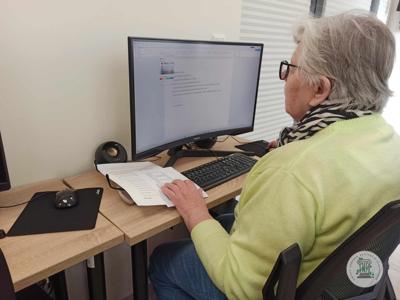 Seniorzy podczas zajęć komputerowych w pracowni.