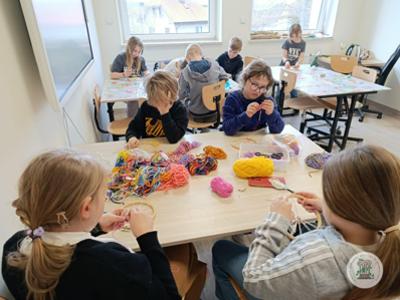 Tkanie na okrągłych tamborkach w pracowni rękodzielniczej Gminnego Ośrodka Kultury w Stawigudzie