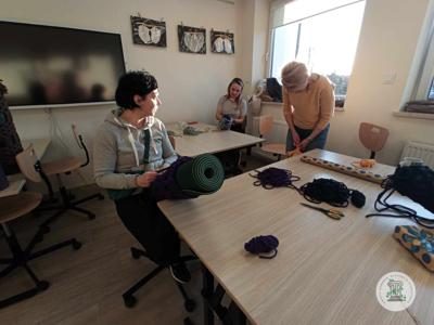 Uczestniczki podczas warsztatów kreatywnych - etui na karimatę do jogi