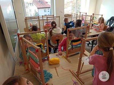 Dzieci podczas zajęć rękodzielniczych.