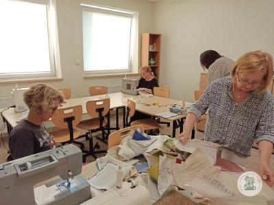 Uczestniczki podczas szycia w pracowni krawieckiej.