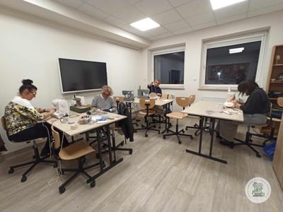 Uczestniczki podczas szycia w pracowni krawieckiej.