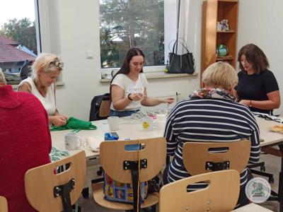 Uczestniczki podczas wykonywania makramowych torebek na zajęciach.