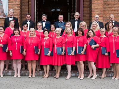 Członkowie chóru Konsonans w eleganckich kreacjach.