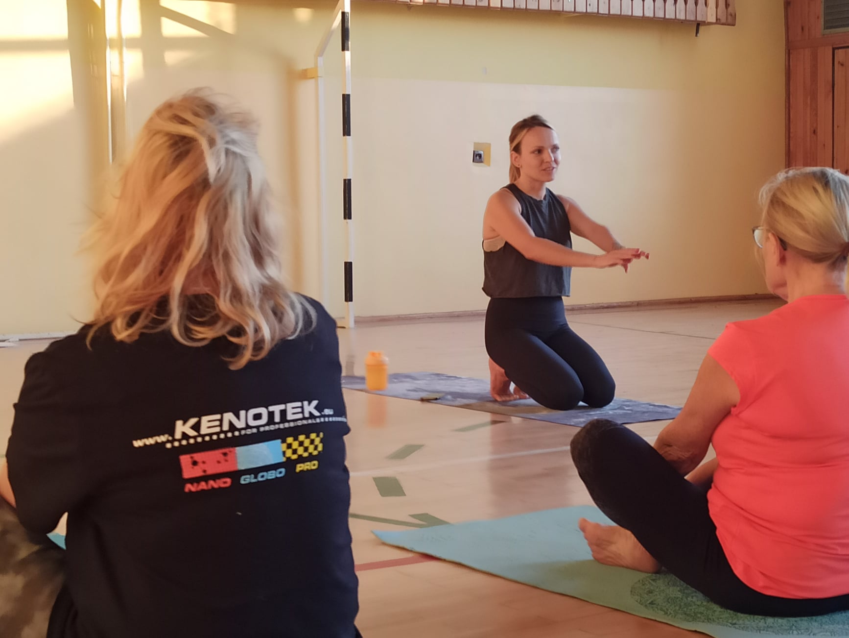 Marta Juchniewicz prowadzi zajęcia jogi na sali.