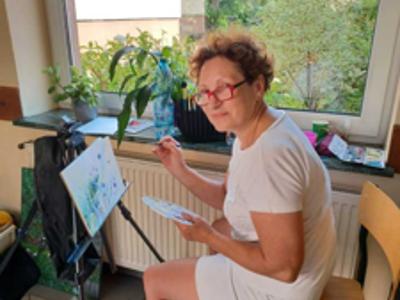 Uczestniczka Danuta podczas pleneru malarskiego w Stawigudzie.