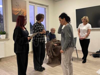 Uczestnicy zajęć teatralnych podczas próby w sali Gminnego Ośrodka Kultury w Stawigudzie.