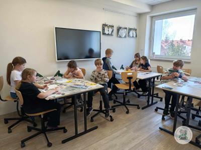 Dzieci podczas zajęć rękodzielniczych w pracowni 29 w Gminnym Ośrodku Kultury w Stawigudzie.