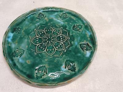 zielony talerz ceramiczny
