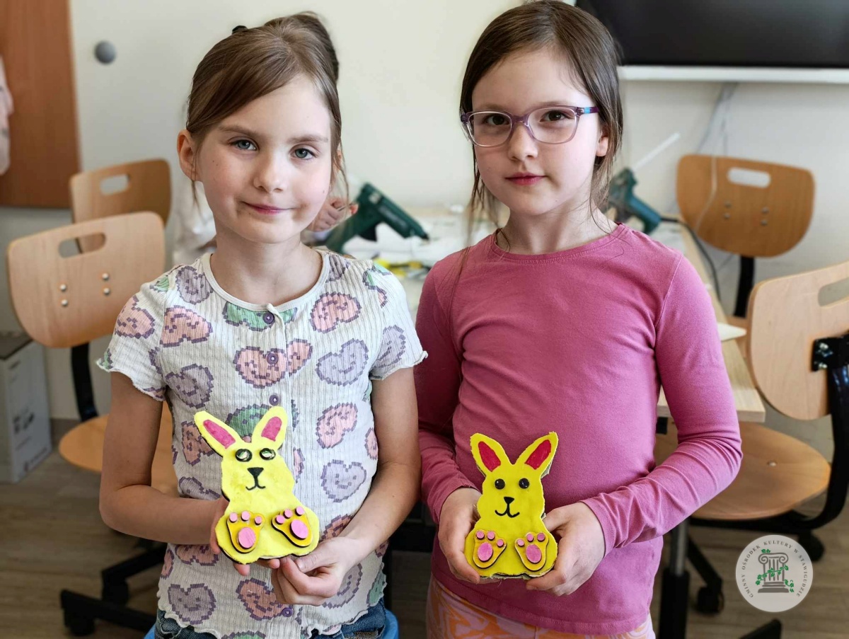 dziewczynki prezentują gotowe króliczki