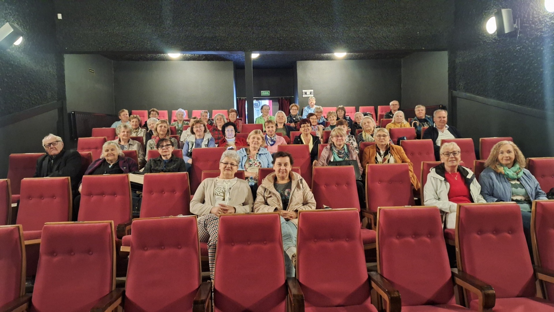 Seniorzy podczas sensu filmowego pt." 21.37" w Olsztynku