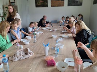 dzieci i rodzice wykonują bransoletki