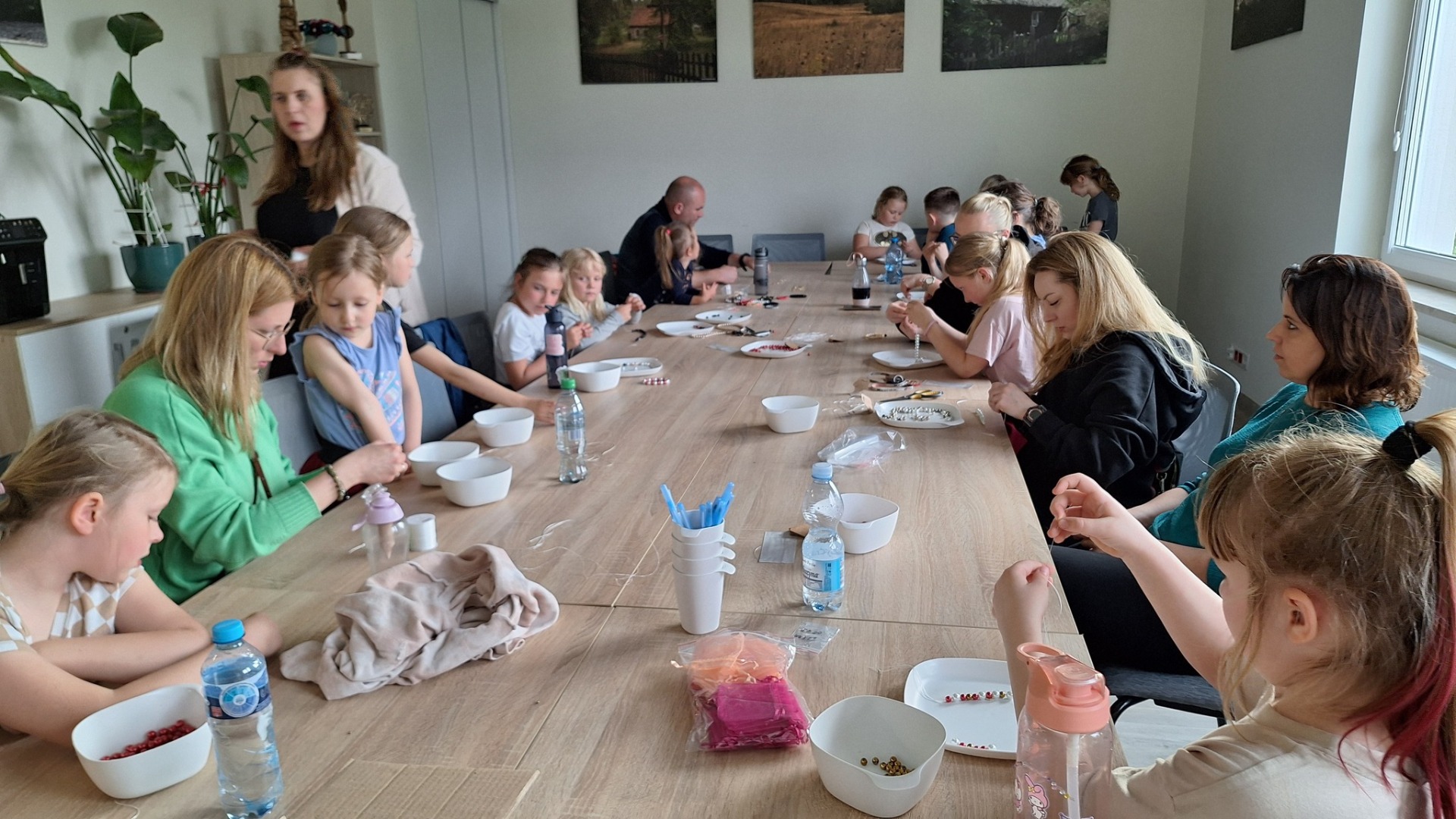 dzieci i rodzice wykonują bransoletki