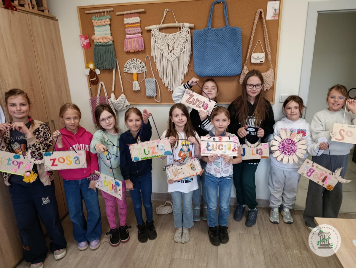 Zdjęcie grupowe dzieci na zajęciach rękodzielniczych