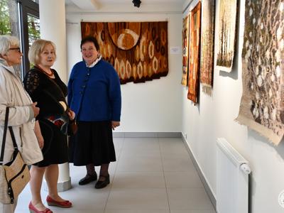 Relacja z wernisażu wystawy Zespołu Tkactwa Artystycznego w Galerii Leśnej GOK Stawiguda/ 06.05.2025