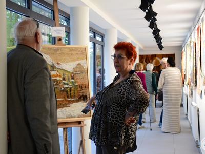 Relacja z wernisażu wystawy Zespołu Tkactwa Artystycznego w Galerii Leśnej GOK Stawiguda/ 06.05.2025