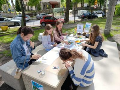 Dziewczynki kolorują magnesy