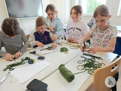 dzieci podczas wykonywania liści ze sznurka