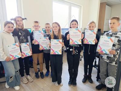 Rozdanie dyplomów dzieciom z projektowania graficznego