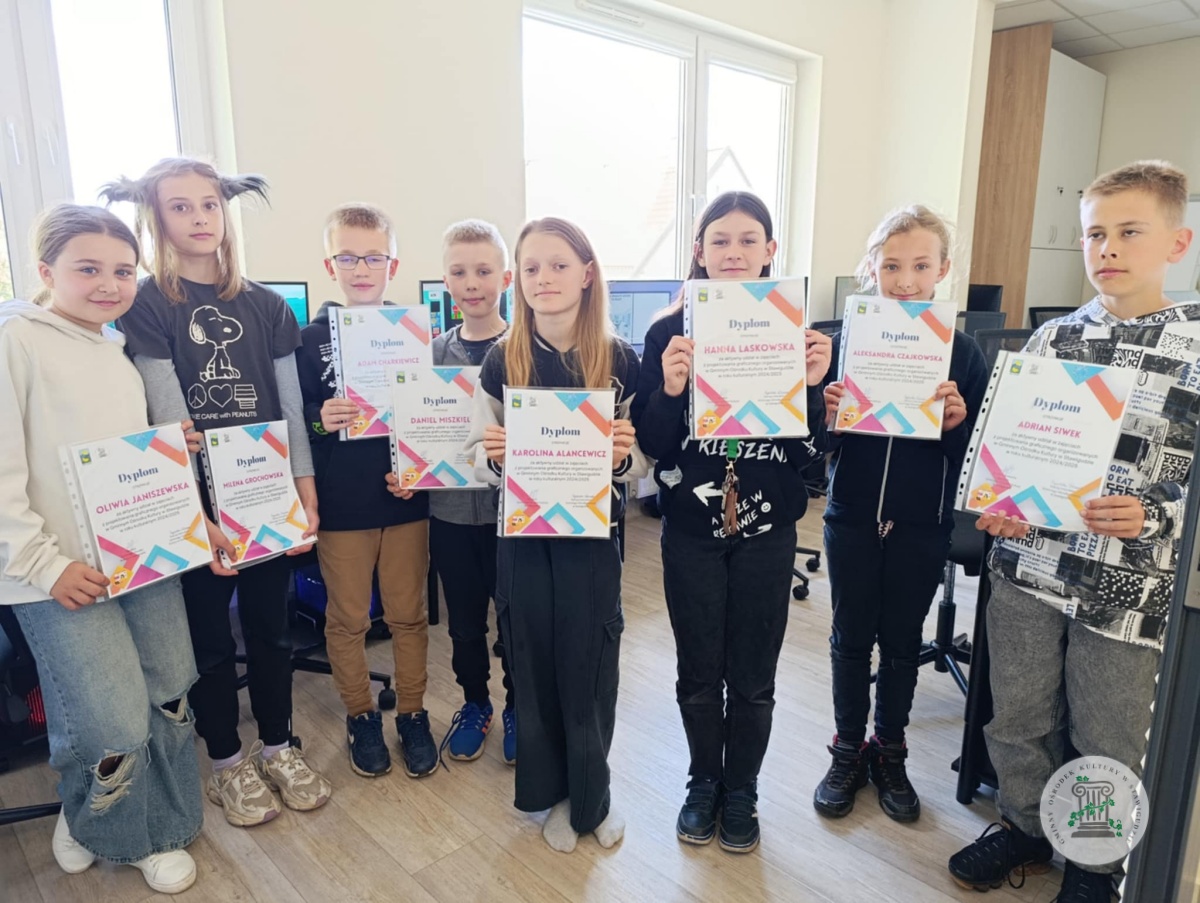 Rozdanie dyplomów dzieciom z projektowania graficznego