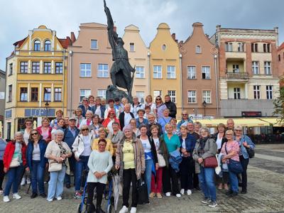 Seniorki pod pomnikiem na Starym Mieście w Grudziądzu