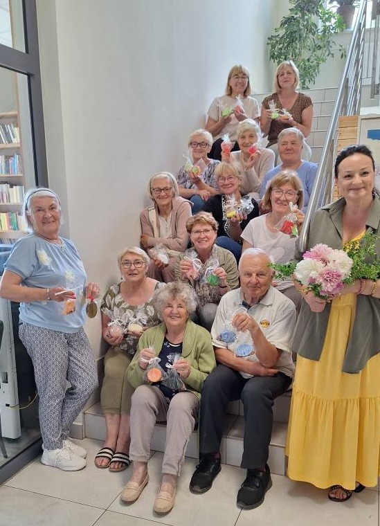 Uczestnicy warsztatów - mydełka glicerynowe w ramach projektu "Wiosenna aktywizacja 60+