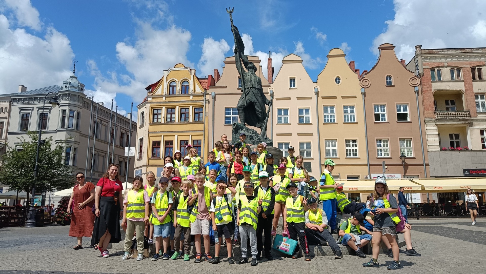 Dzieci i instruktorzy pod pomnikiem na starym Mieście w Grudziądzu