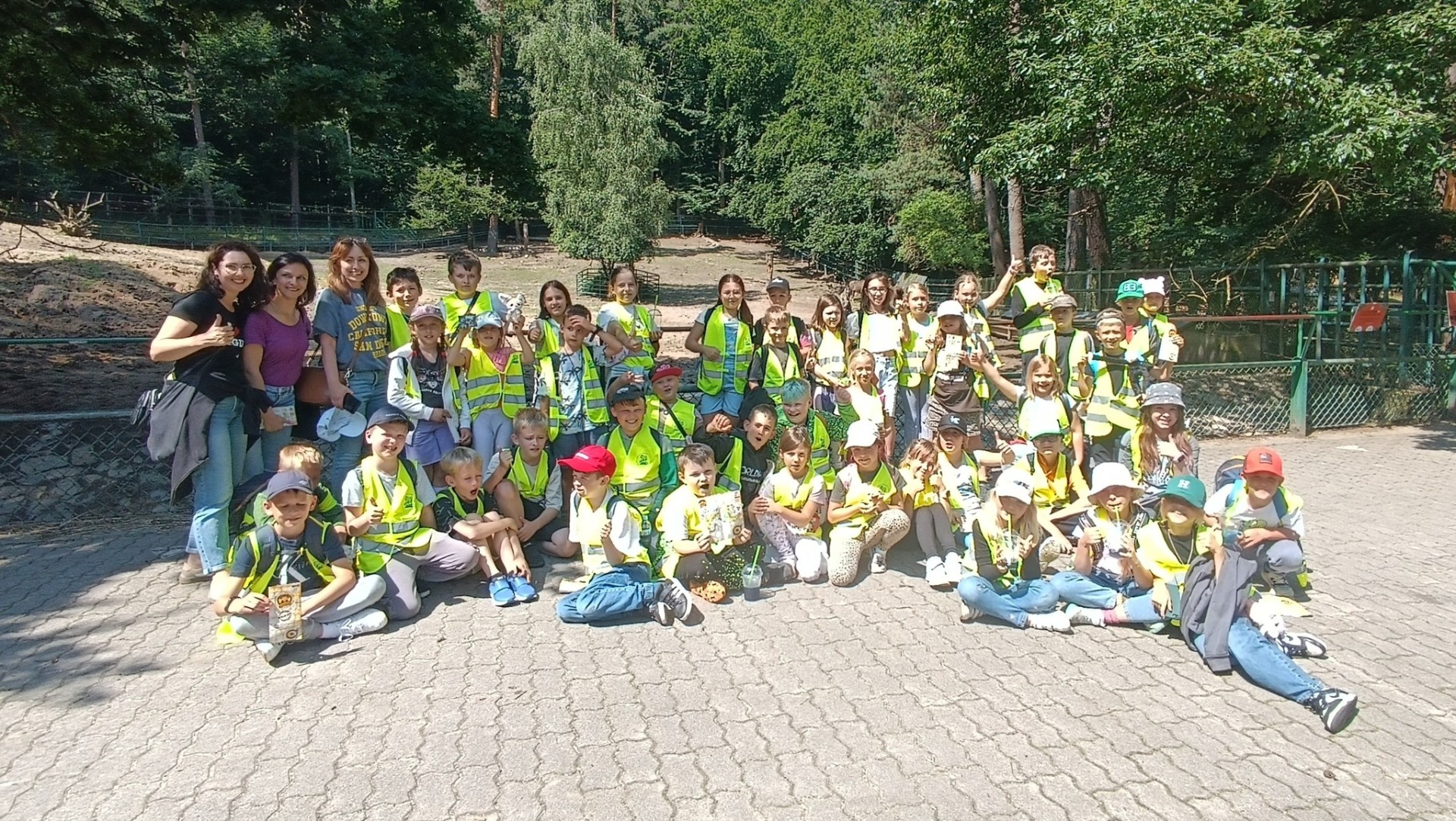 Dzieci i instruktorzy w ZOO w Gdańsku