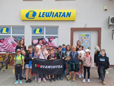 Gra terenowa w Stawigudzie w ramach akcji Lipiec w GOK 2025, wymiana żetonów w sklepie lewiatan na nagrody