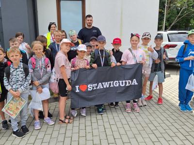 Gra terenowa w Stawigudzie w ramach akcji Lipiec w GOK 2025, posterunek policji