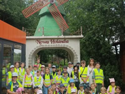 Zdjęcie grupy uczestników w parku rozrywki w Nowej Holandii w ramach akcji Lipiec w GOK 2025