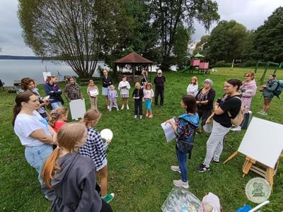 Uczestnicy podczas pleneru malarskiego w Pluskach 6 września 2025 roku na małej plaży
