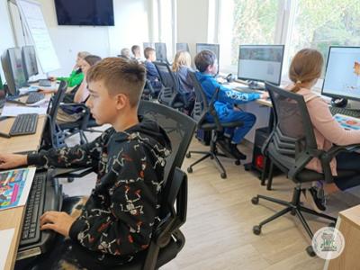 Dzieci na zajęciach z projektowania graficznego w Gminnym Ośrodku kultury w Stawigudzie