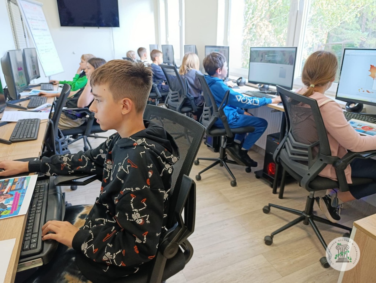 Dzieci na zajęciach z projektowania graficznego w Gminnym Ośrodku kultury w Stawigudzie