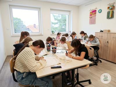 Uczestnicy zajęć rękodzielniczych dla dzieci w Stawigudzie - ozdabianie torb bawełnianych