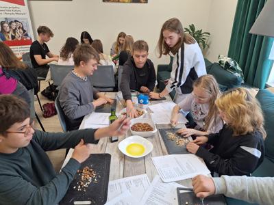 Uczestnicy na warsztatach kulinarnych „Smaki Europy – kuchnia grecka” 