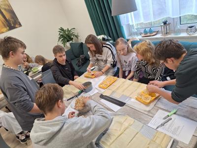 Uczestnicy na warsztatach kulinarnych „Smaki Europy – kuchnia grecka” 