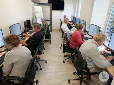 Uczestnicy podczas zajęć komputerowych w GOku w Stawigudzie