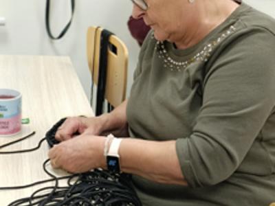 Uczestniczka podczas zajęć rękodzielniczych w Stawigudzie