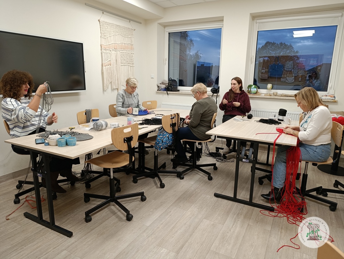 Uczestniczki podczas zajęć rękodzielniczych w Stawigudzie